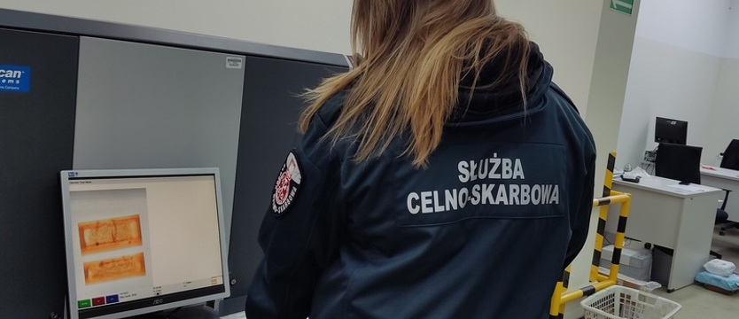Podejrzana paczka na poczcie. Marihuana zamiast ubrań