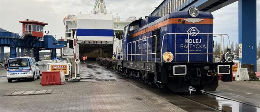 Rozładunek wagonów z promu „Polonia”