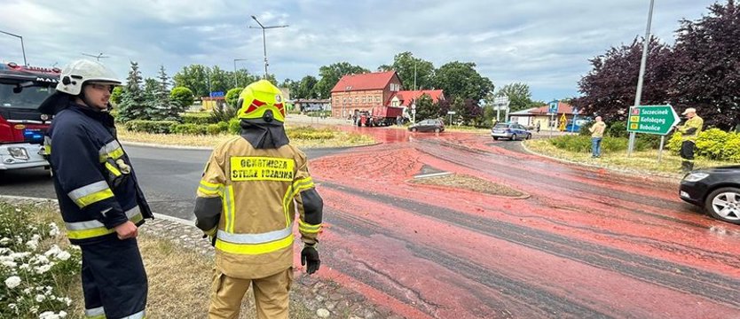 Czerwona maź na ulicach Czaplinka