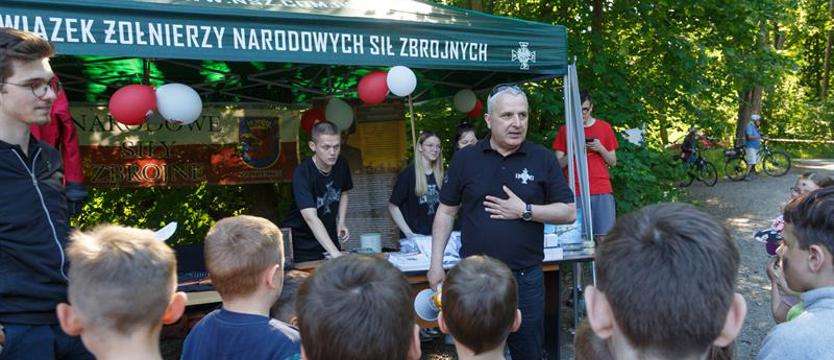 Grzegorz Kozak: „Narodowe Siły Zbrojne dobrze zasłużyły się Ojczyźnie". 80. rocznica, weterani, pomnik…