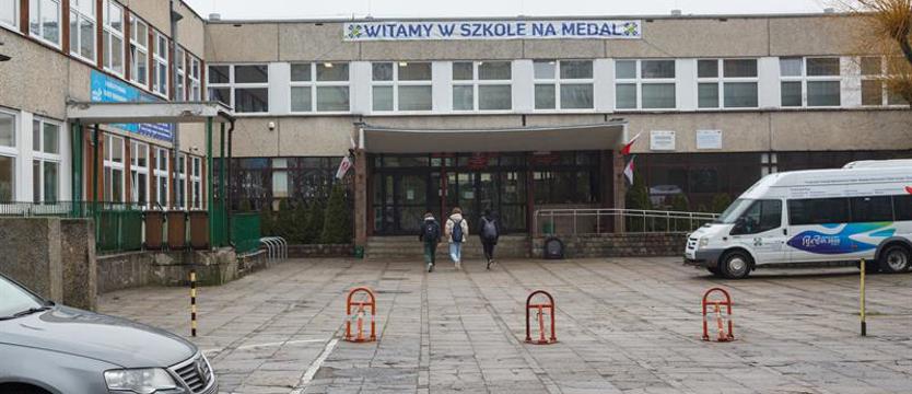 Część klasy zdalnie, a część stacjonarnie. To segregacja sanitarna – denerwuje się rodzic
