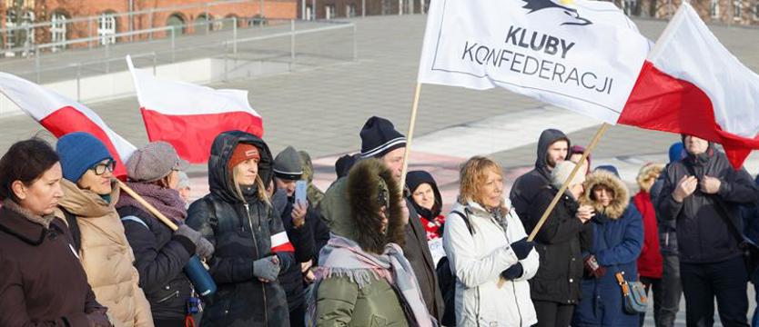 Przeciwko ograniczeniom. Protest na pl. Solidarności