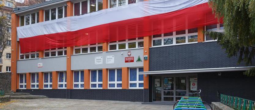 Flaga zdobi SP 63 z okazji Święta Niepodległości