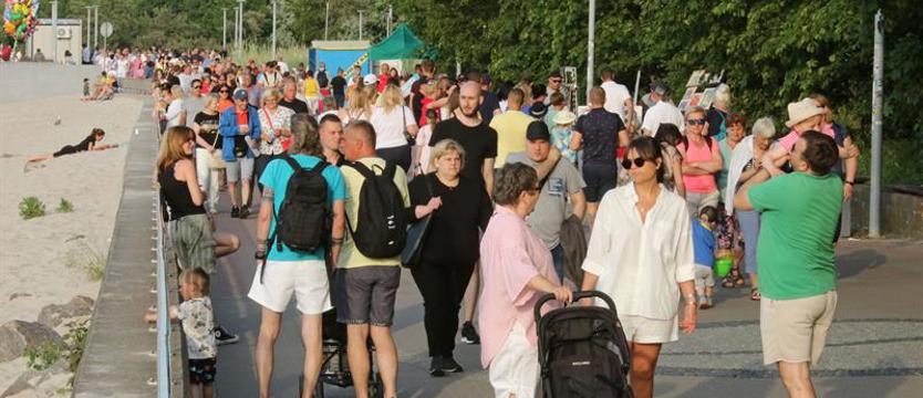 W długi weekend tłumy nad Bałtykiem większe niż w wakacje
