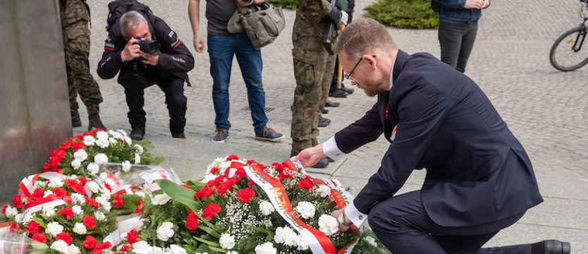 Uroczyście pod pomnikiem Czynu Polaków. Inscenizacja historyczna, salwa honorowa i przemowy