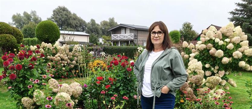 (kurier.kwiaty.23)  Zielona przystań z „domkiem dla lalek"
