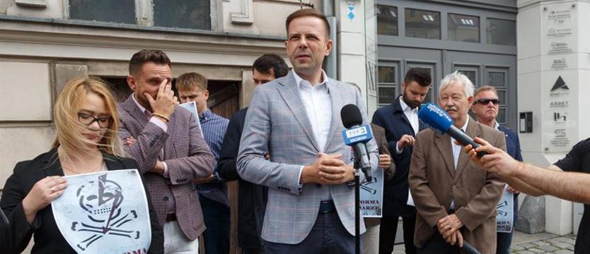 PiS: "Dbamy o ekologię". Płonące wysypiska, zatrute rzeki - temat polityczny
