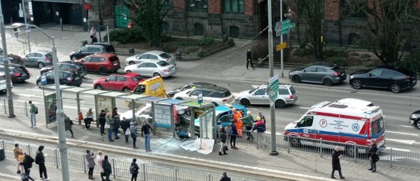 Wypadek w al. Niepodległości. Dwie osoby poszkodowane