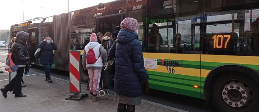 ZDiTM koryguje częstotliwość kursów. Dla linii 63 i 107 rozkłady specjalne