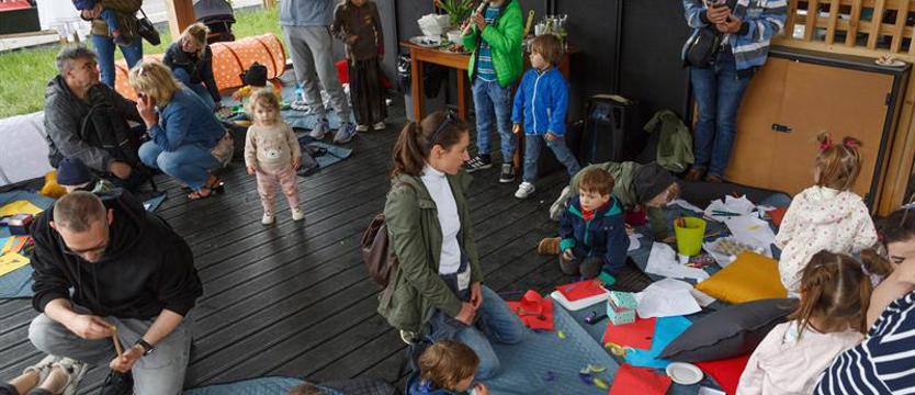 Łąka Kany rodzinnie. Zabawy sensoryczne, żonglerka i pokaz sztuczek