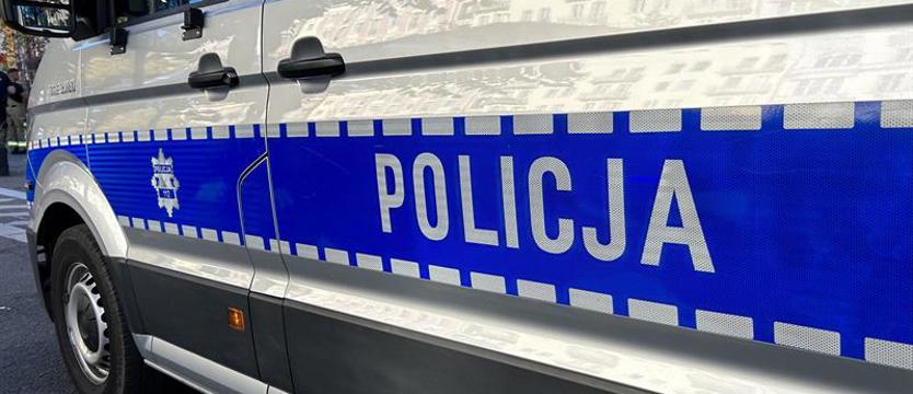 Jeden z zakazem, drugi z komórką, a w tle narkotyki