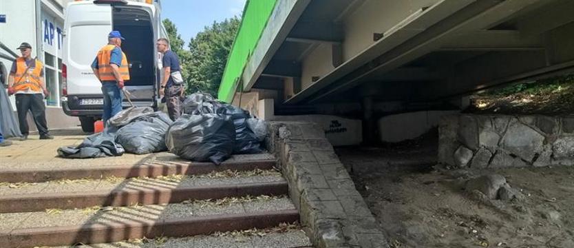 Nie ma już koczowiska pod kładką. Opuszczone i posprzątane