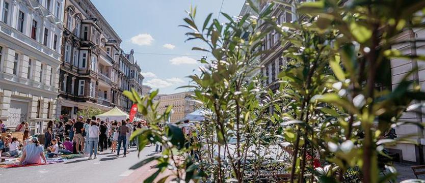 Kamienica w centrum (uwagi). Dwa spotkania w ŚRODKU
