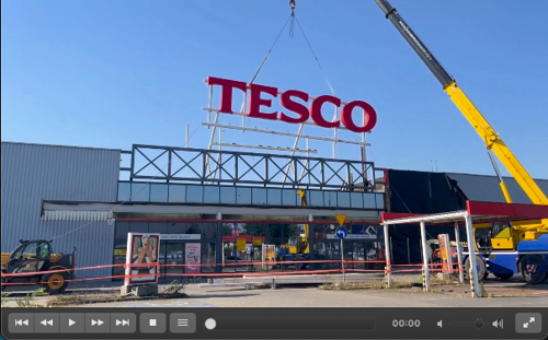 Obejrzyj film z demontażu szyldu Tesco