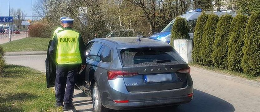 Zatrzymali pędzącą skodę. Kierowca stracił prawo jazdy