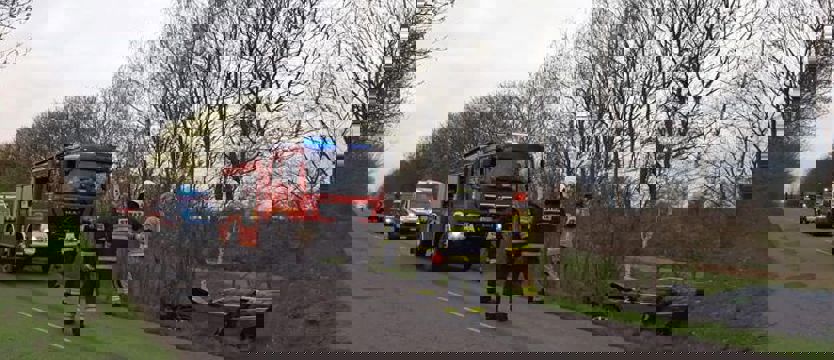 Volkswagen uderzył w drzewo, ranna kobieta