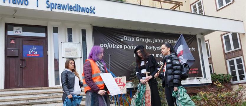 Od rana w kolejce po węgiel. Skromny happening przed siedzibą PiS w Szczecinie