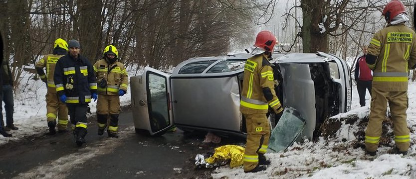 Samochód uderzył w drzewo i dachował