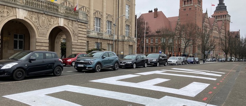 W hołdzie ofiarom z Mariupola. Wielki napis ДЕТИ przed teatrami