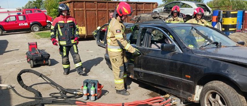 Strażacy uczyli się, jak gasić elektryczne samochody