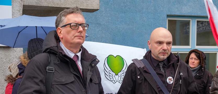 W obronie pracowników bez pracowników. Protestujący o obowiązku szczepień: „Wycofajcie się”