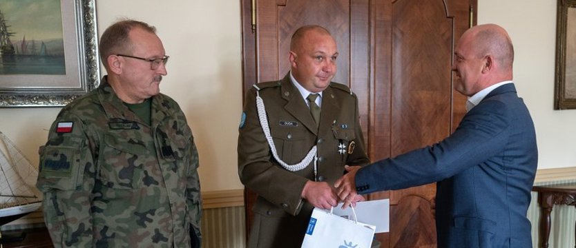 Prezydent Szczecina pogratulował żołnierzowi, który uratował ludzkie życie