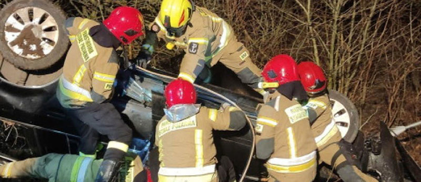Groźny wypadek pod Kołobrzegiem. Wycinali kierowcę audi