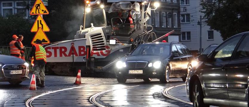 Leją wciąż asfalt. Wolna jazda i zwężenia na ul. Światowida w Szczecinie