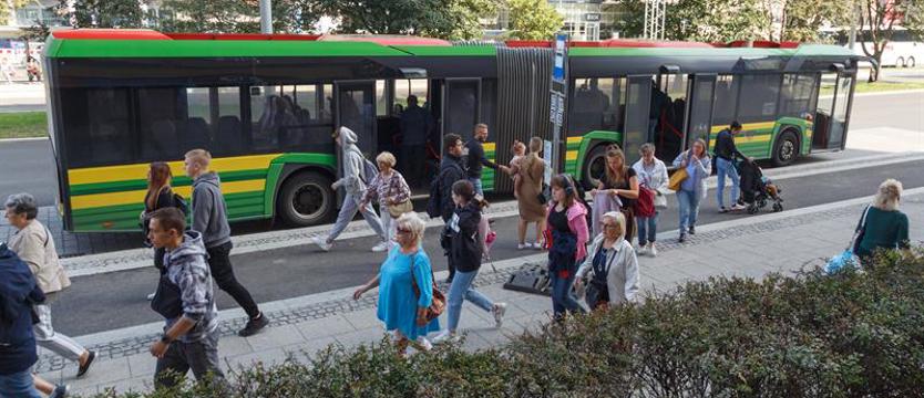 Pasażerowie mokną na przystanku na pl. Rodła i dopytują: A gdzie wiaty?
