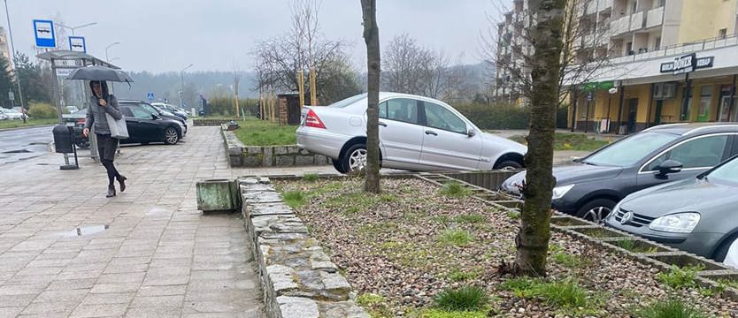 "Niewidzialne" schody na ul. Jasnej. Kierowcy są zaskoczeni