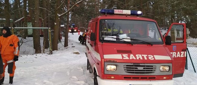 Dwie osoby w wodzie. Załamał się pod nimi lód