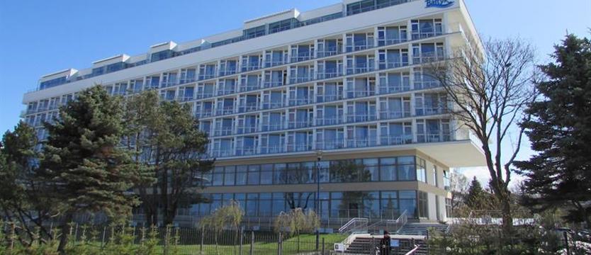 Spadli z balkonu sanatorium. Prokuratura umorzyła śledztwo