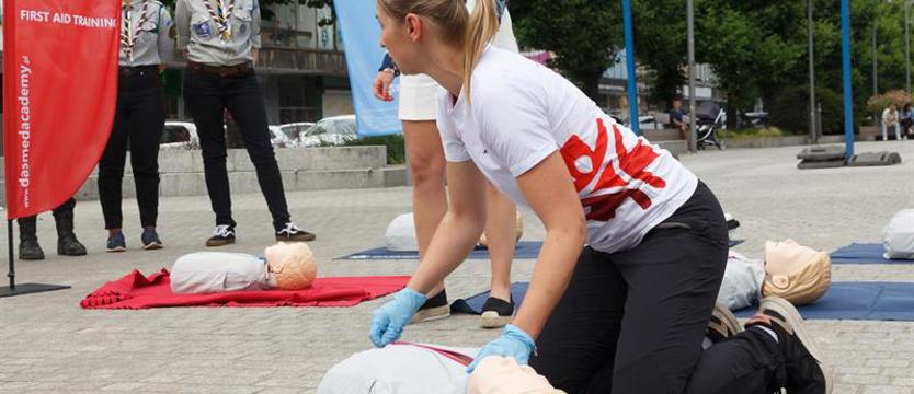 Pokazali jak ratować życie. Akcja-defibrylacja, w centrum Szczecina