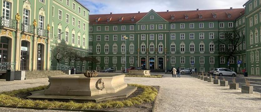 Pusty lokal czeka na artystów