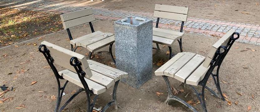 Wandalizm w parku Andersa. Zniszczony stolik szachowy