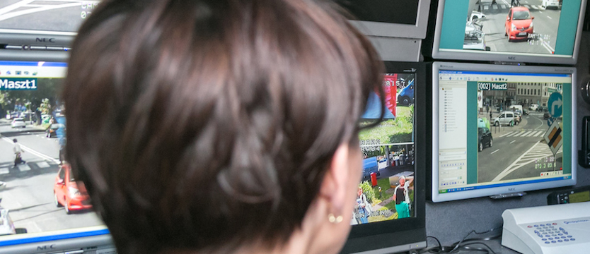 Broń w rękach młodzieńców na ulicy Szczecina? Alarm z miejskiego monitoringu
