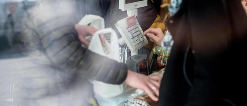 Wypił w sklepie wino i zjadł batonik. Grozi mu nawet 8 lat więzienia