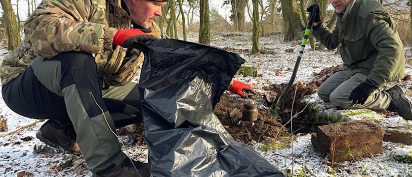 Zaskakujące artefakty cmentarne. Nagrobne płyty i śmieci... kilka stóp pod ziemią
