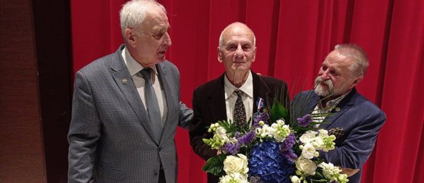Medal Gloria Artis dla aktora Leszka Zalewskiego, jurora "Bursztynowego Pierścienia"