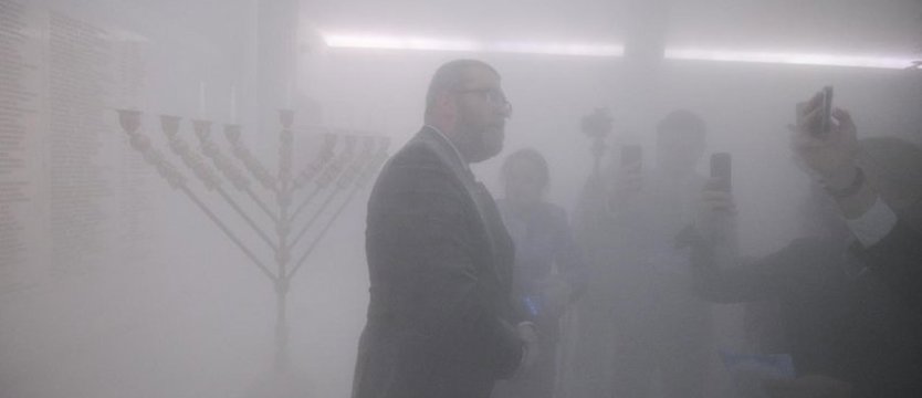 Grzegorz Braun zgasił gaśnicą menorę chanukową w Sejmie