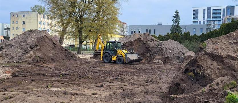 O jeden schron mniej. Betonowy obiekt skrywała górka na placu zabaw
