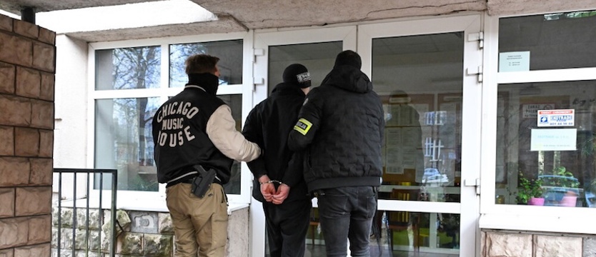 Są zarzuty dla mężczyzny, który rzucił butelką w wóz strażacki