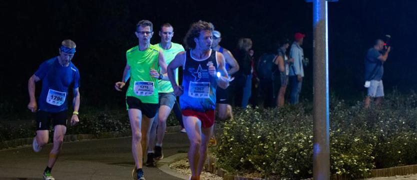 Lekkoatletyka. 1200 biegaczy w nocnym maratonie i półmaratonie