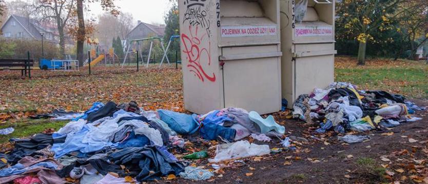 Wokół pojemników na używaną odzież. Mieszkańcy nie chcą tego bałaganu