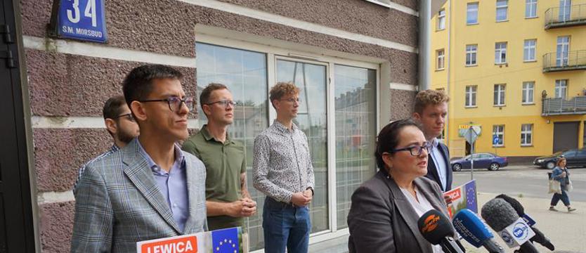 Przed biurem poselskim Dariusza Mateckiego. Co jest za tymi drzwiami?