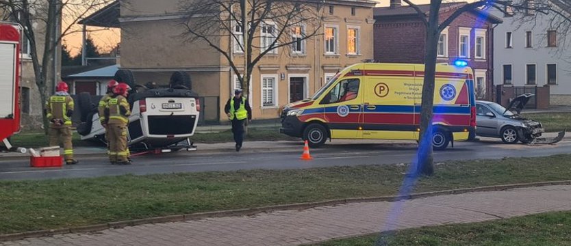 Zderzenie i dachowanie na Warszewie. Utrudnienia w przejeździe
