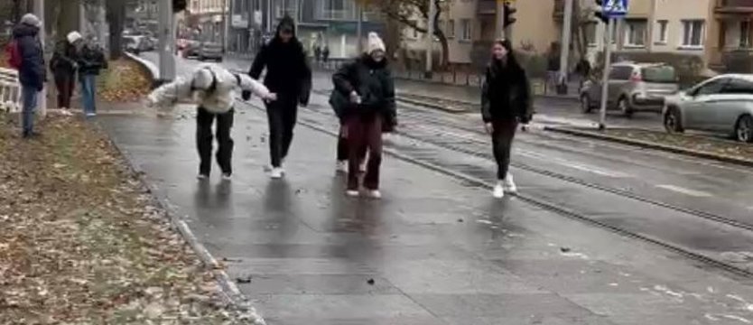 „Szklanka" w mieście. Kolizje i (niebezpieczne) ślizgi, czyli gołoledź w Szczecinie