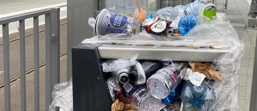 Zafoliowane kosze pełne śmieci. Kto posprząta?