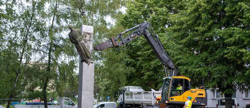 Demontaż pomnika w Dąbiu. Żegnaj, komunistyczna bryło