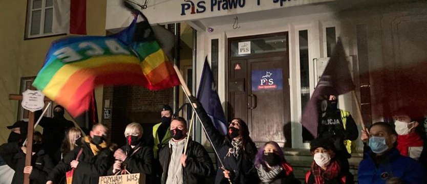 Protest przed siedzibą PiS w Szczecinie po uzasadnieniu TK ws. aborcji